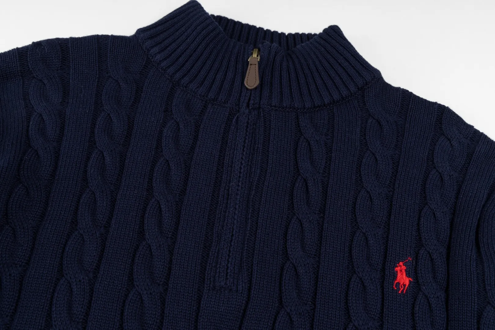 P236 #R92 RALPH LAUREN Ralph Lauren fifteen colors classic small label embroidery logo turtleneck pullover half-zip knitted cable sweater with high-density LOGO embroidery on the chest and original customized tag accessories. Made of pure cotton yarn, pure cotton is skin-friendly and comfortable, small label war horse embroidered twist turtleneck sweater 🐎 high quality, follow the blogger to learn how to wear it! Let’s buy a Ralph Lauren cable sweater. It’s a super hard-to-find series after it became popular. It’s hard to find one on the official website. It’s simple and practical to wear, with a lazy and loose feel. The thickened fabric has more texture, feels soft and delicate, and has a loose fit. Whether worn alone or layered, you can wear different styles of fashion with just one piece!   Size：XS S M L